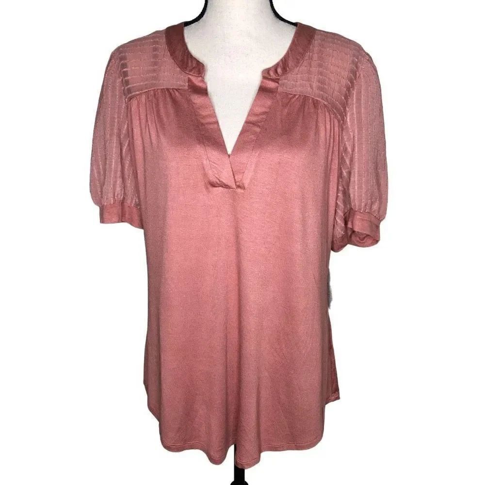 NEW Flower and Feather Knit Short Sleeve Top NWT